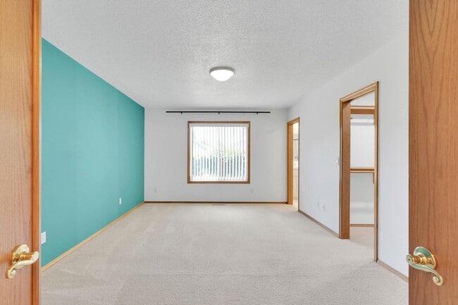 Building Photo - Bright, roomy 3-bdrm/2-bath home w/ office...