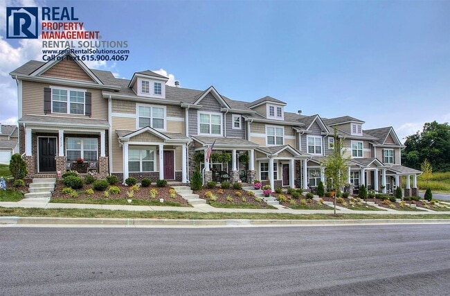 Building Photo - Wonderful townhome 15 min. to downtown Nashville- pool, tennis courts & fitness center!