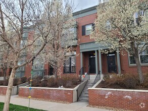 Building Photo - 3 Bedroom Central Park Townhome.