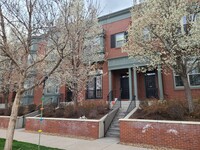 Building Photo - 3 Bedroom Central Park Townhome.