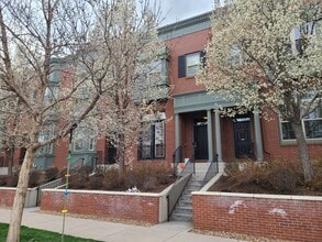 Building Photo - 3 Bedroom Central Park townhome.