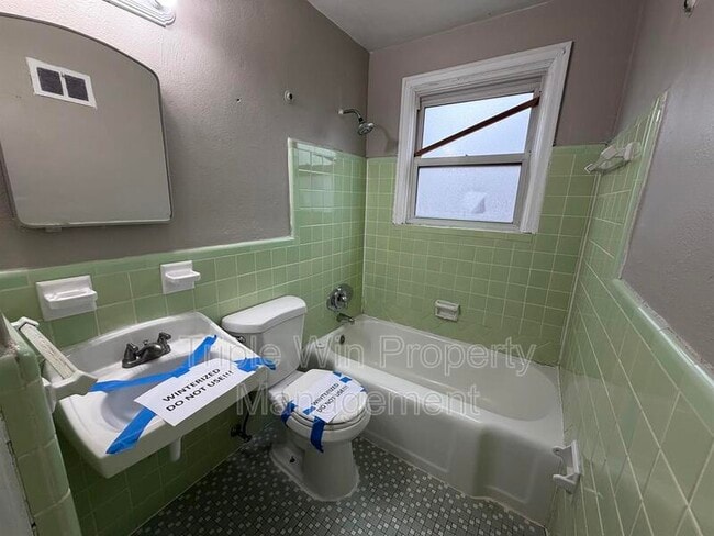 Building Photo - 8664 Belhaven Dr