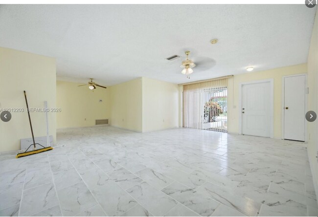 Building Photo - 920 NW 92nd Ave