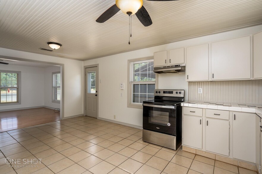 Building Photo - 2349 Highland Ave