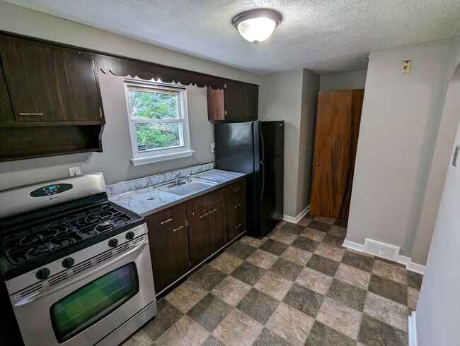 Building Photo - Cozy 2 Bedroom House near Riverview Park