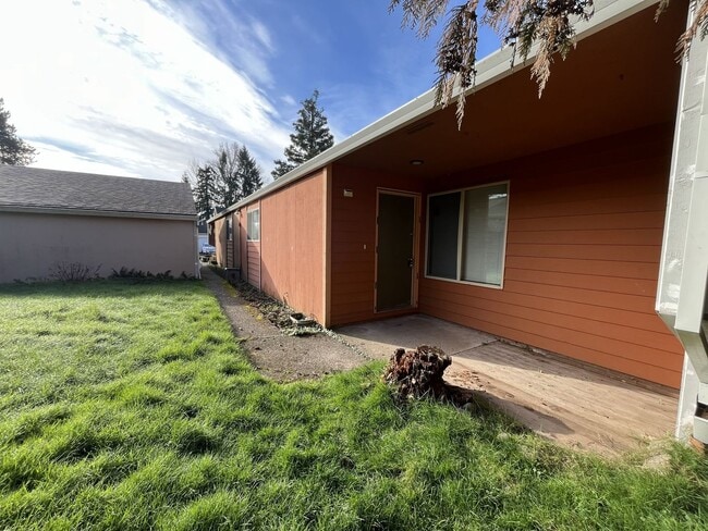 Building Photo - Spacious 3-Bedroom Home in Prime highly sought-after West Linn community