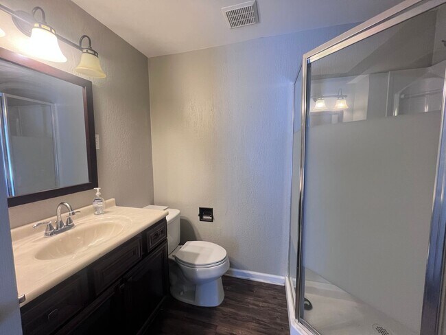 Building Photo - Single Family Home - Three Bedroom Tri-level!