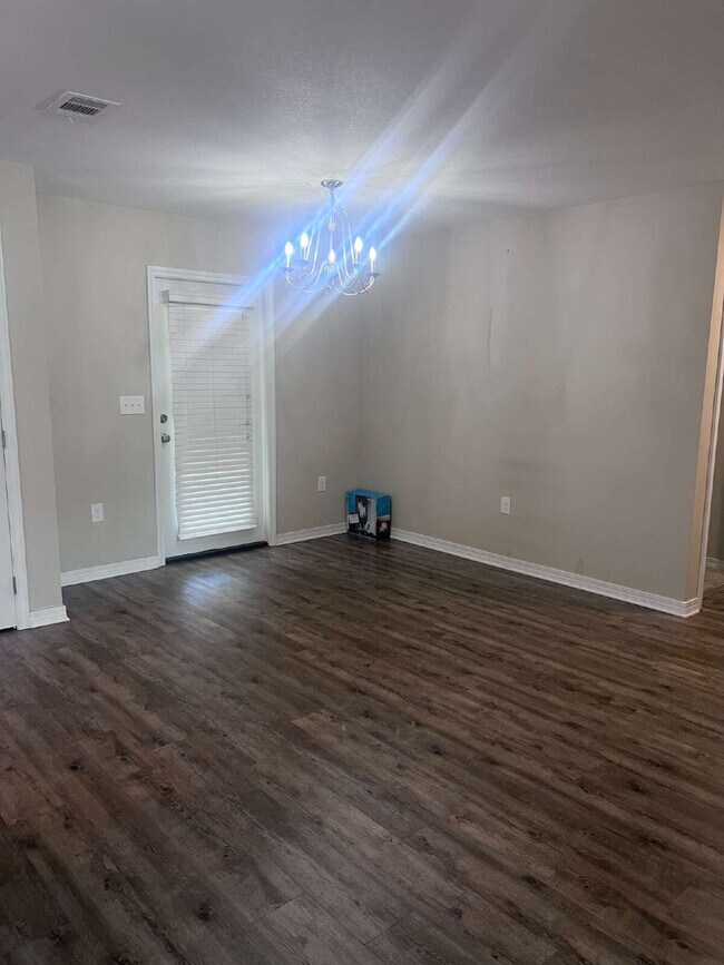 Building Photo - 426 Eisenhower Dr