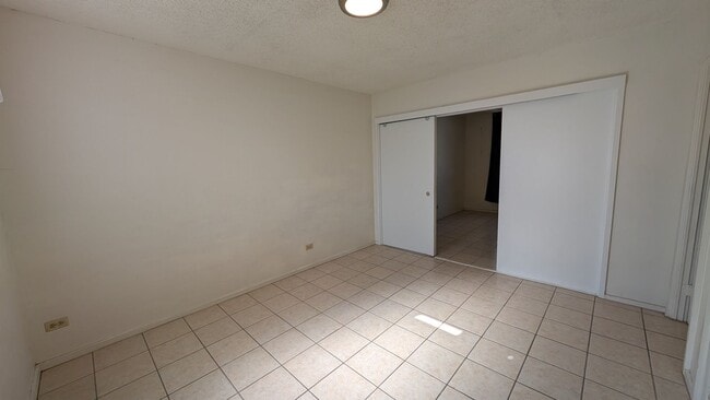 Building Photo - Centrally located 1 bed, 1 bath 2 parking, 2nd floor walkup in Makiki