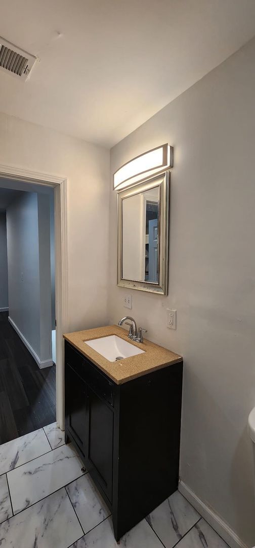 Building Photo - Newly Renovated 3-Bedroom Apartment in Pen...
