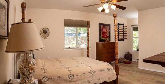 Building Photo - Fully Furnished South Austin Home - Rivers...