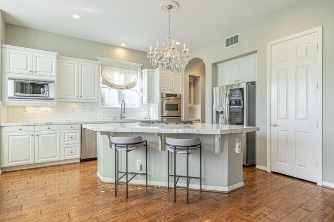 Building Photo - Refined Living in the Heart of Valencia