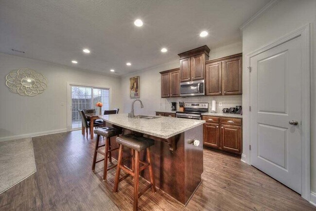 Building Photo - 710 Red Cedar Ct