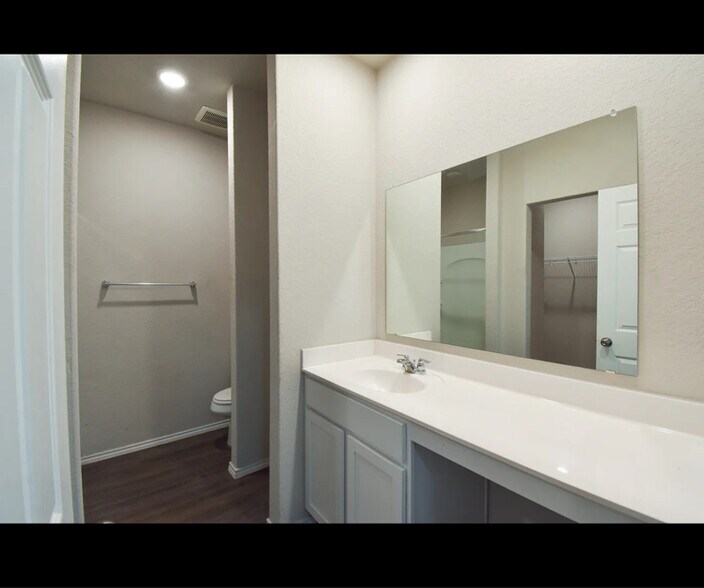 Building Photo - 3443 RedBud Grv