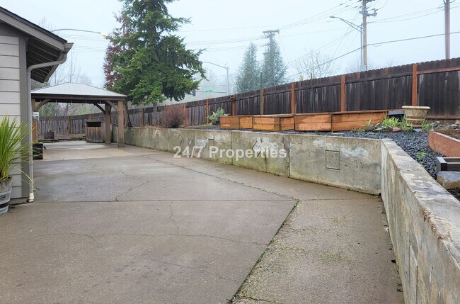 Building Photo - Single Level 3 BD | 2 BA w/ Backyard + Cov...