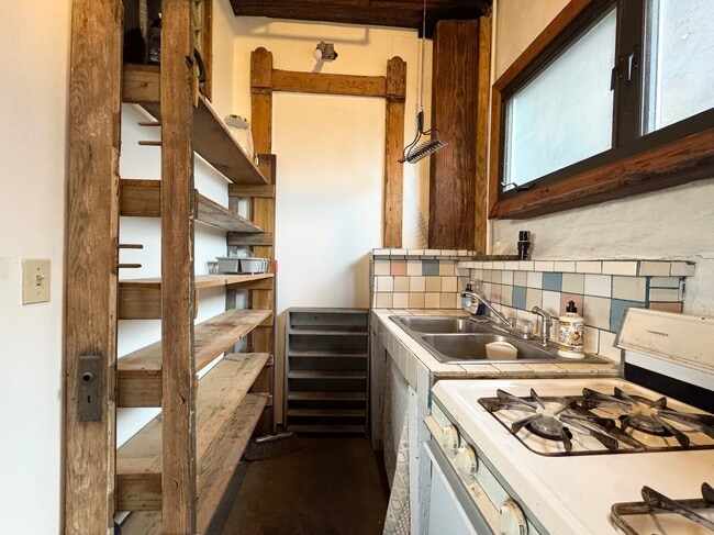 Building Photo - 915 W 16th St