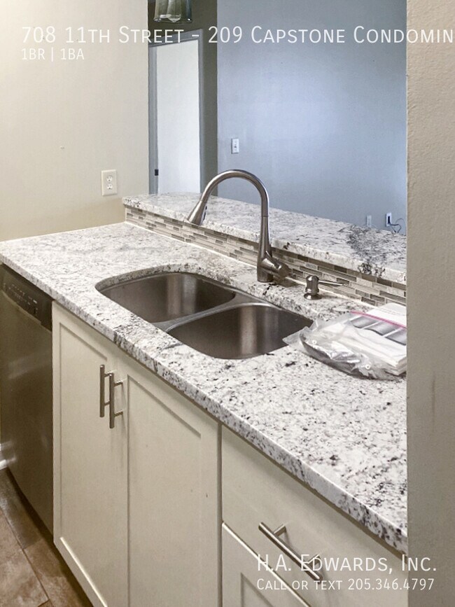 Building Photo - 708 11th St