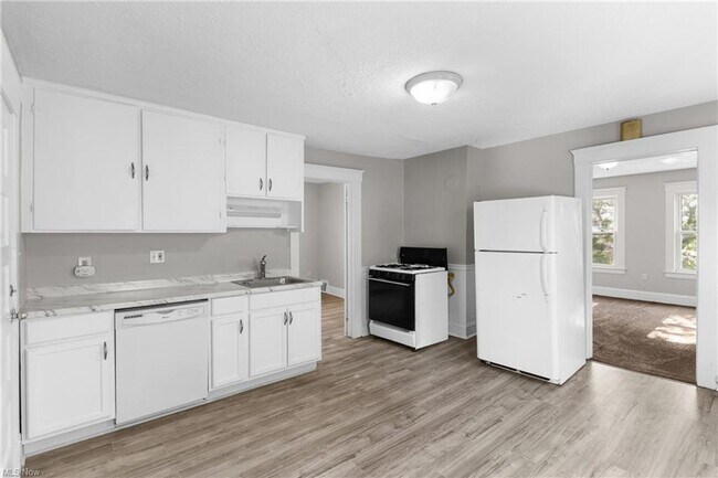 Primary Photo - 2064 Halstead Ave