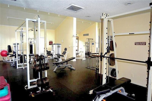 Building Photo - 2214 S Cypress Bend Dr