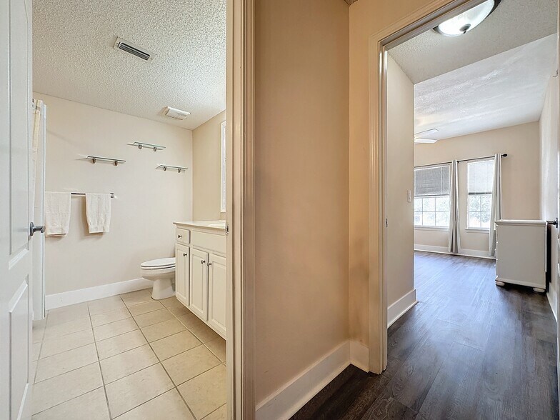 Building Photo - 12021 Villanova Dr