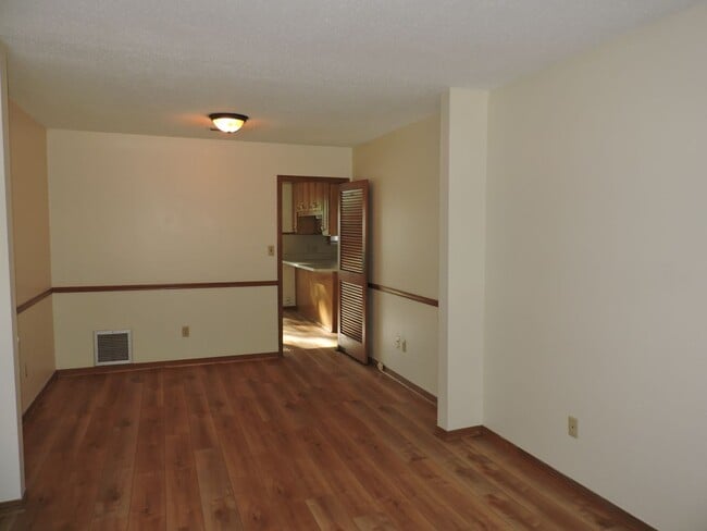 Building Photo - Convenient to interstate, schools & shopping!