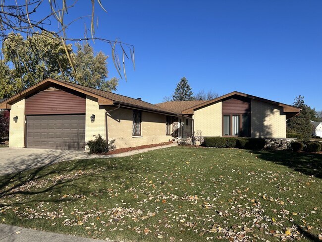 Primary Photo - 2653 N Bradford Dr