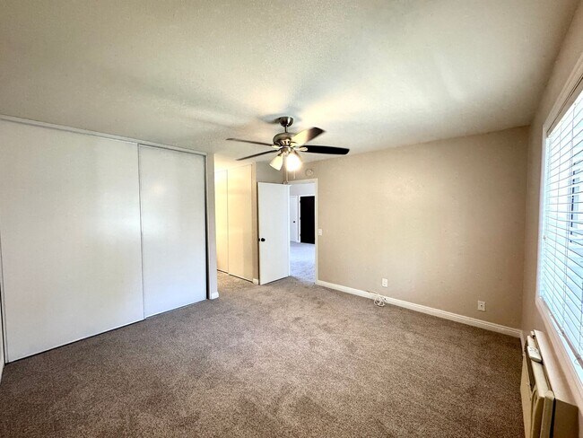 Building Photo - Charming 2 Bed/2 Bath Upstairs Condo in Qu...