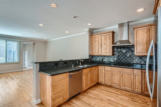 Building Photo - 247 S Garfield St