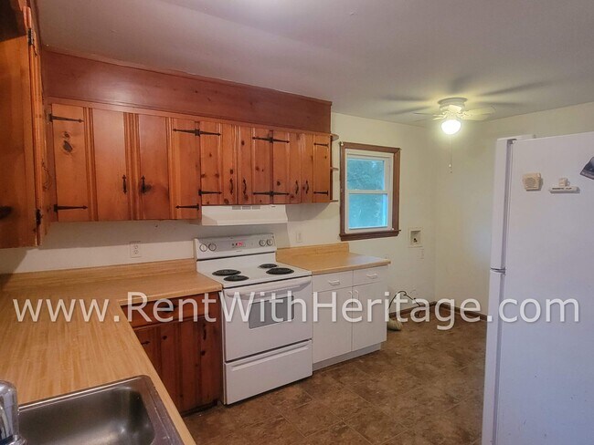 Building Photo - GRAMPA'S BUNGELOW - AWESOME BRICK RANCH WITH FULL UNFINISHED BASEMENT / GREAT LOCATION