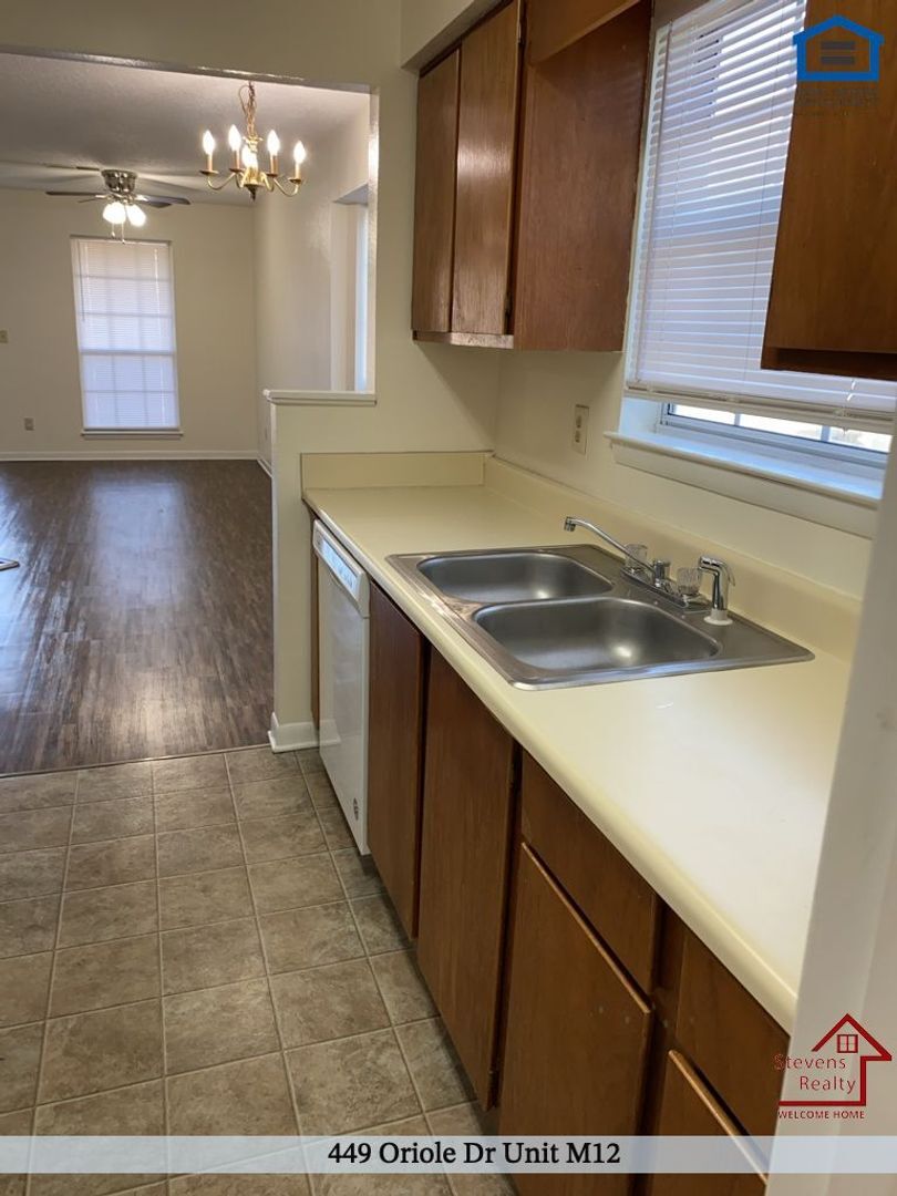 Building Photo - 449 Oriole Dr