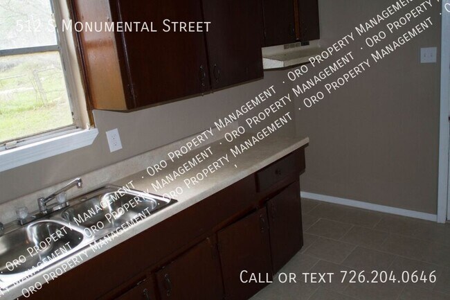 Building Photo - 512 S Monumental St