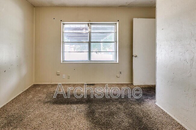 Building Photo - 724 General Senter Dr