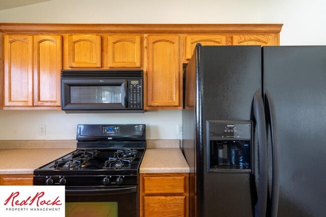 Building Photo - Inviting 3-Bedroom Home with Garage and Private Backyard