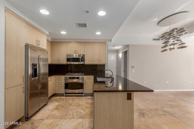 Building Photo - 7117 E Rancho Vista Dr