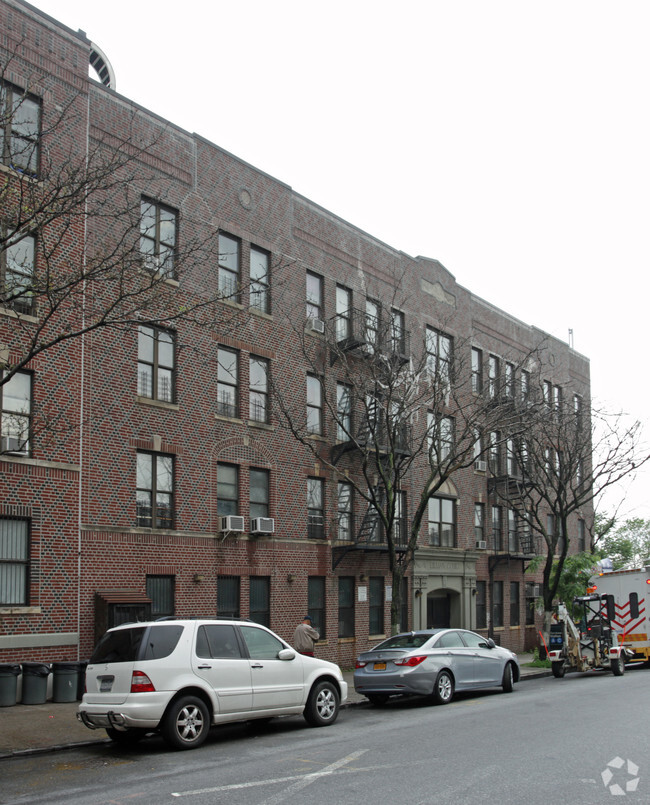 Primary Photo - Lillian Court