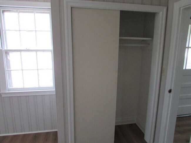 Building Photo - Freshly Updated 3 Bedroom Home