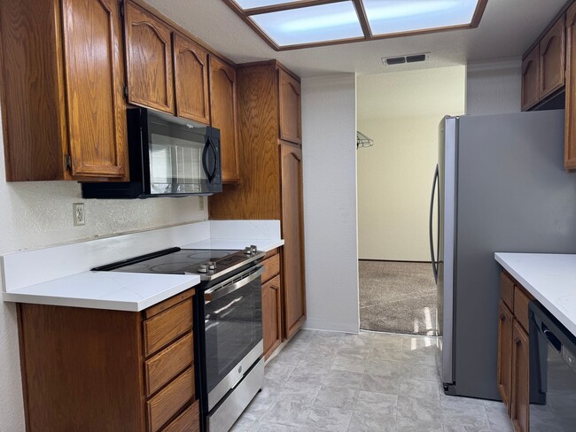 Building Photo - Roseville home with large backyard