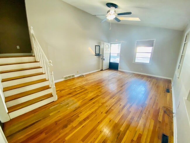 Building Photo - {11821} Desirable Shawnee Village Location + Hardwood Floors + Fenced Yard