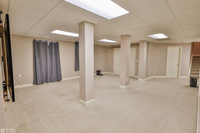 Building Photo - Beautifully maintained, energy-efficient f...