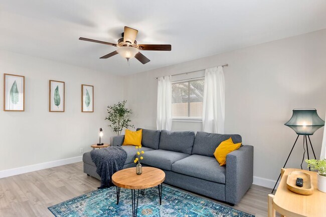 Building Photo - 10904 Putman Farm St