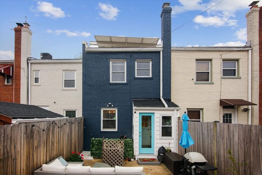 Building Photo - 1334 Downing St NE