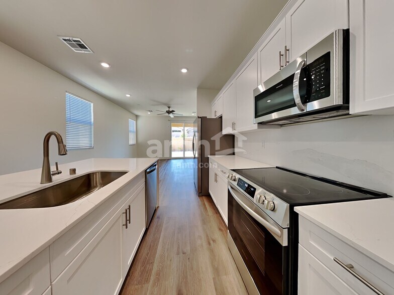Building Photo - 525 Silverbell Falls Pl