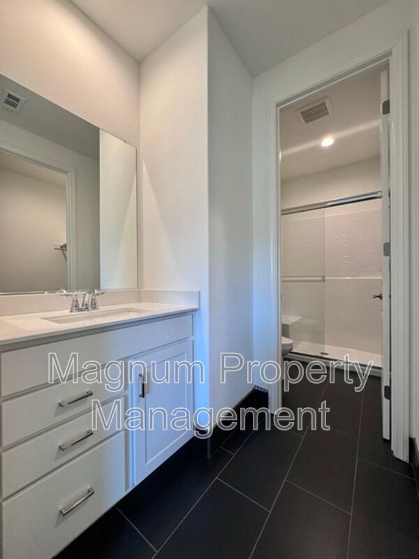 Building Photo - 25061 River Peak Dr