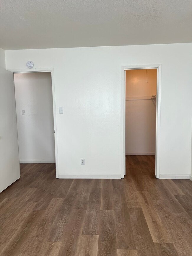 Building Photo - UPDATED 2 BEDROOM APARTMENT!!