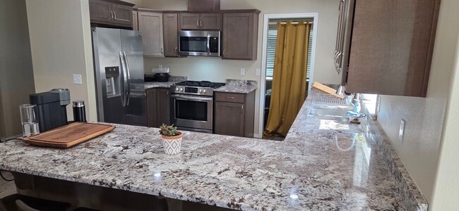 Building Photo - Beautiful & Spacious 3 Bed 2 Bath Directly...
