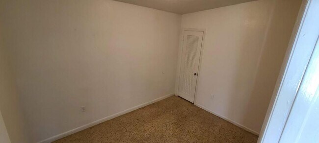 Building Photo - 2027 BENTLEY ST