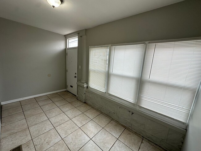 Building Photo - 440 W Fisher Ave