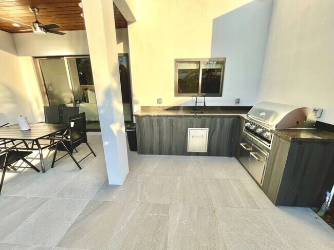 Building Photo - 648 NE 16th Terrace