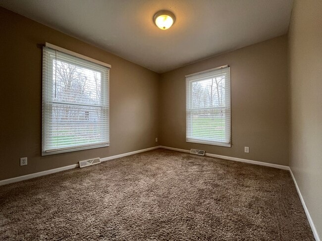 Building Photo - Very Large Home South of Warsaw 4 Bedroom