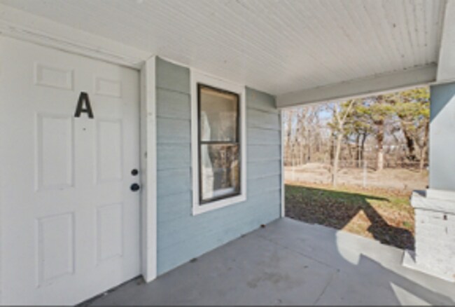 Building Photo - 732 N Victor Ave